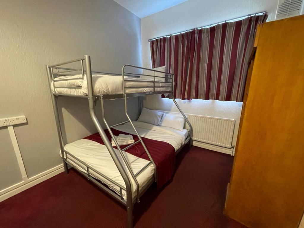 St Nicholas Hotel Хароу Екстериор снимка