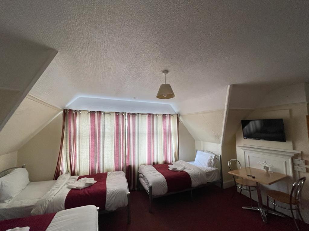 St Nicholas Hotel Хароу Екстериор снимка