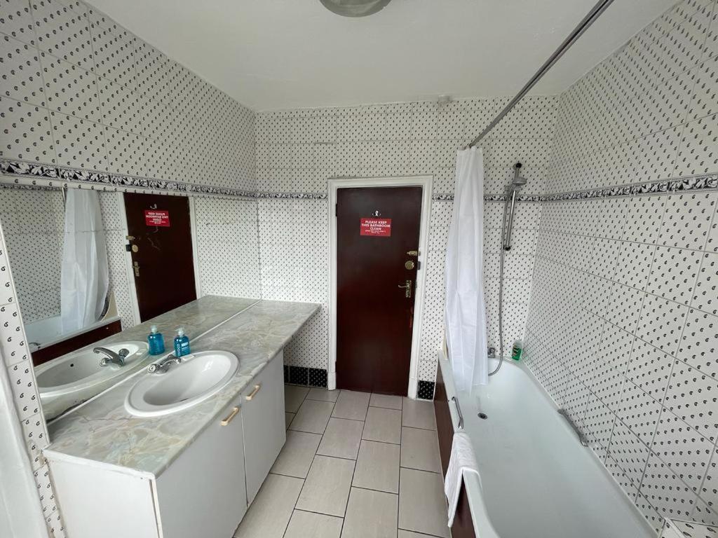 St Nicholas Hotel Хароу Екстериор снимка