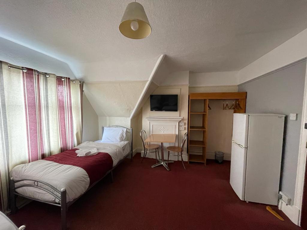 St Nicholas Hotel Хароу Екстериор снимка